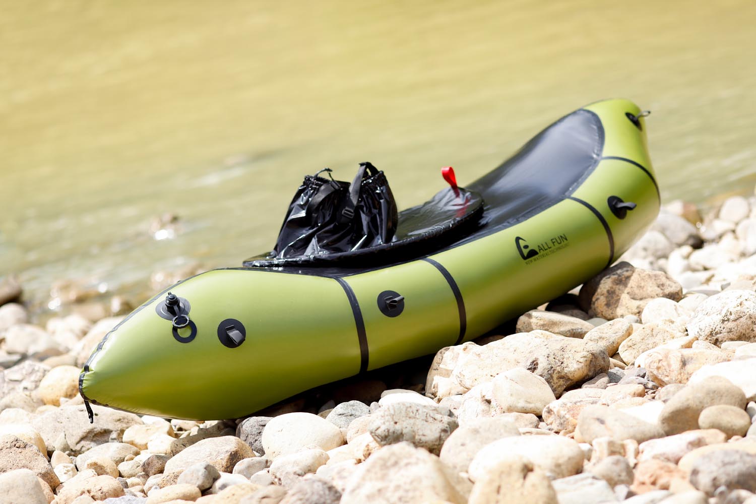 Packrafts légers pour l'aventure en eau vive avec sac à dos